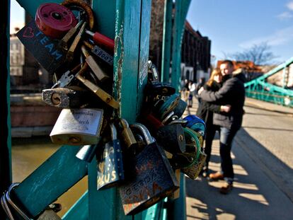 Una pareja se abraza en el puente de Tumski, conocido como el Puente de los Enamorados, en Wroclaw.