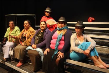 Algunas de las actrices del asentamiento chabolista de El Vacie que representan <i>La casa de Bernarda Alba</i> en el Teatro Español.