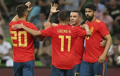 Los jugadores españoles celebran el gol de Aspas.