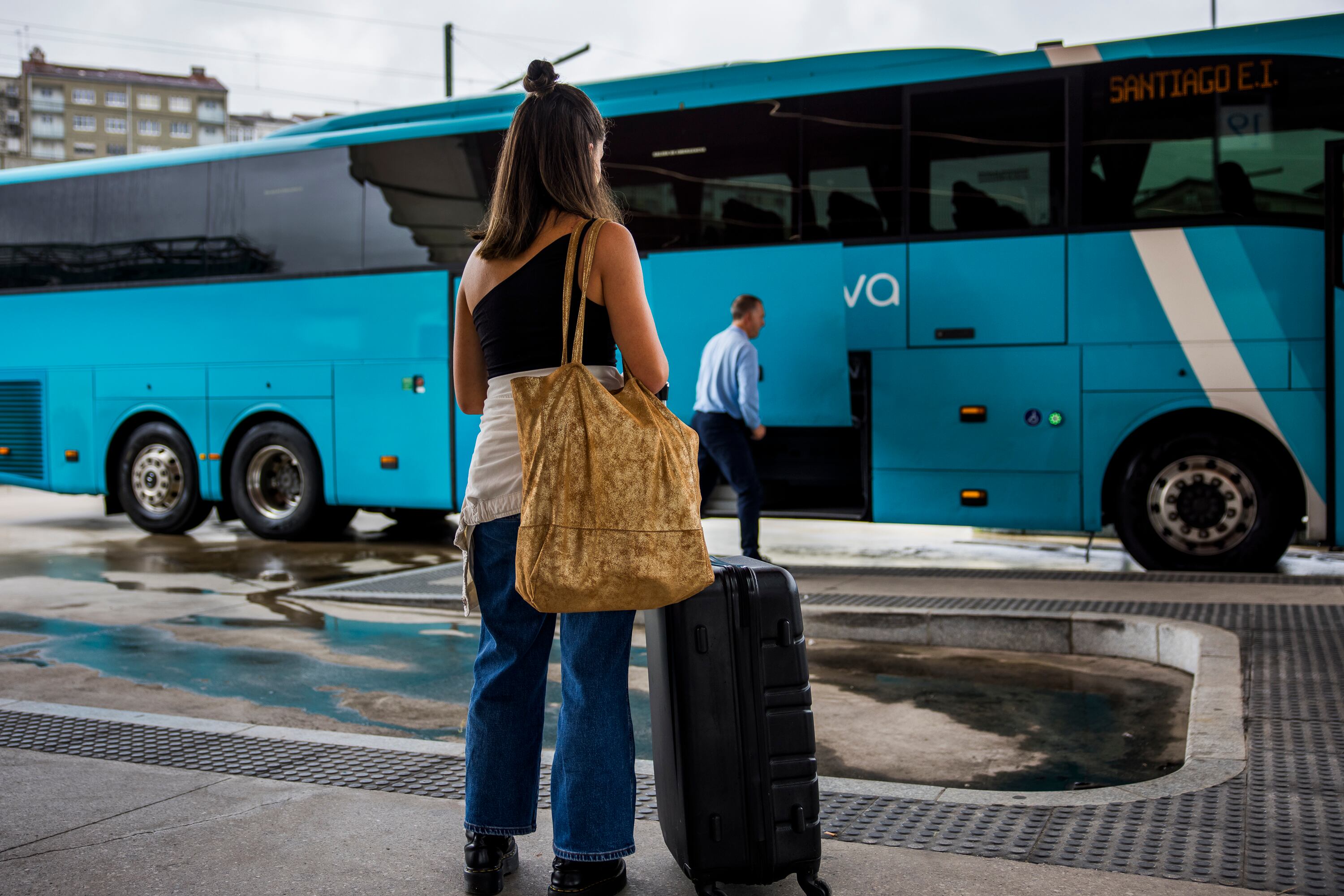 Una mujer espera a su autobús en la Estación de Santiago de Compostela.