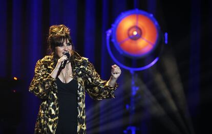 La cantante Razalén, durante su actuación en la gala de los Goya.