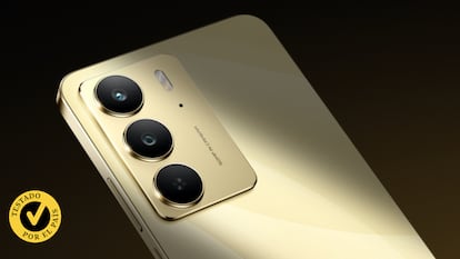 Plano detalle de un teléfono móvil de Realme.