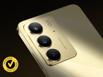 Plano detalle de un teléfono móvil de Realme.