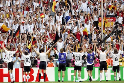 Los jugadores de Alemania celebran con su afición el pase a cuartos de final del Mundial de fútbol.