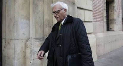 El S&iacute;ndic de Comptes, Rafael Vicente Queralt, a su llegada al TSJ para declarar como testigo del &#039;caso Cooperaci&oacute;n&#039;.