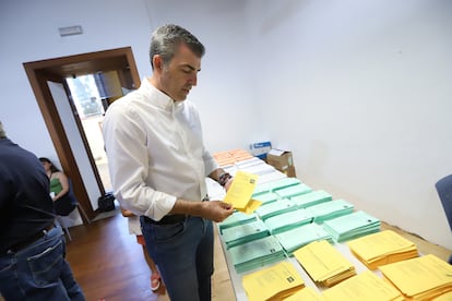 El candidato del Partido Popular a la Presidencia de Canarias, Manuel Domínguez, ejerce el derecho a voto en un colegio elctoral en Los Realejos, Tenerife.