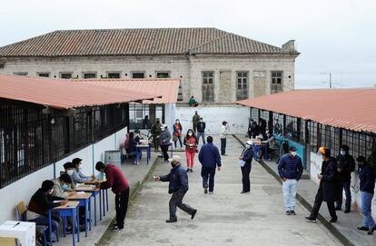 Personas llegan a votar a un colegio durante la segunda vuelta de las elecciones presidenciales, en Pujili, Ecuador.