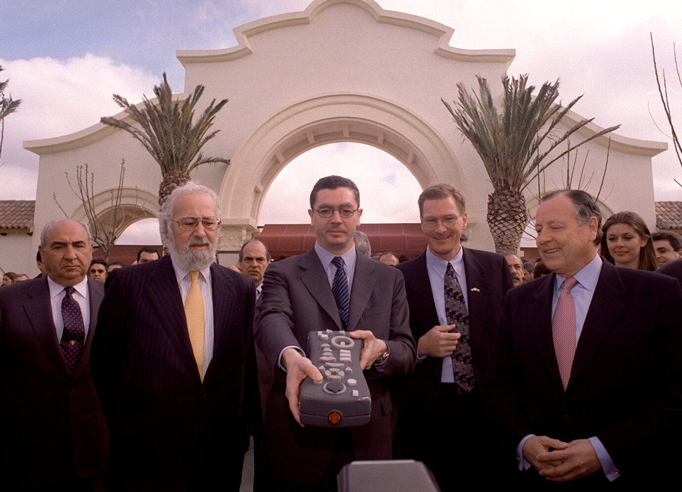 Inaguración en 2002 del parque temático de la Warner Bros, en San Martín de la Vega. En la imagen el presidente regional, Alberto Ruiz Gallardón, inaugura el parque en presencia entre otros del alcalde de Madrid, José María Álvarez del Manzano, y del delegado del Gobierno, Eduardo Cortés.