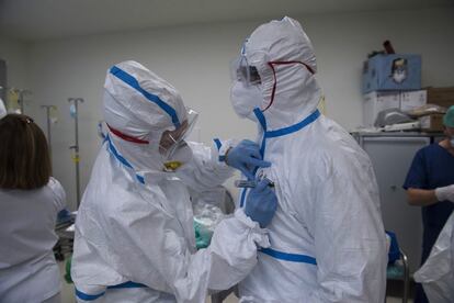 Sanitarios con equipos de protección contra el coronavirus, en un hospital de Murcia. 47 pacientes se encuentran ingresados en la Unidad de Cuidados Intensivos (UCI) en la comunidad.