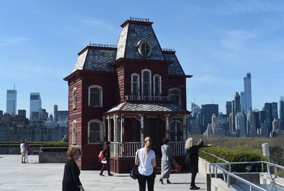 Esta instalación de la artista británica Cornelia Parker lleva a Nueva York una casa basada en dos emblemas de la arquitectura norteamericana: las pinturas de Edward Hopper y la mansión familiar de los Bates, protagonistas de la película 'Psicosis', de Alfred Hitchcock.