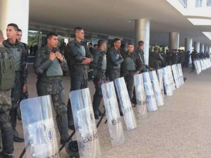 Militares diante do Pal&aacute;cio do Planalto.
