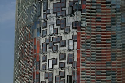 Detalle de las 60.000 láminas de cristal y 4.400 ventanas del edificio.