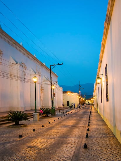 Una de las calles del casco antiguo de Comayagua al atardecer. 