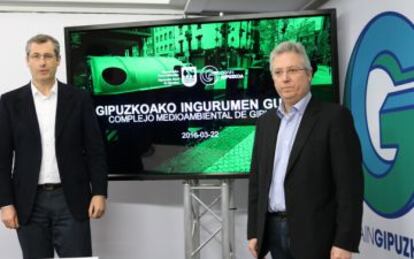El diputado general de Gipuzkoa, Markel Olano, y el titular de Medio Ambiente, José Ignacio Asensio, en la presentación de las obras del centro de residuos de Zubieta.