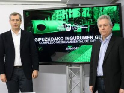 El diputado general de Gipuzkoa, Markel Olano, y el titular de Medio Ambiente, José Ignacio Asensio, en la presentación de las obras del centro de residuos de Zubieta.