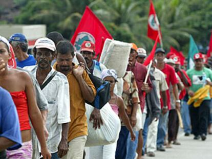 Un millar de miembros del MST, en una marcha de protesta el pasado miércoles en el Estado de Pernambuco.