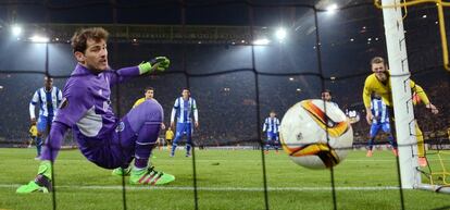 Iker Casillas encaja un gol en el partido de Europa League frente al Borussia Dortmund el 18 de febrero.