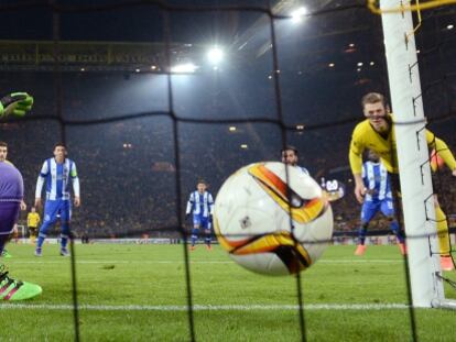 Iker Casillas encaja un gol en el partido de Europa League frente al Borussia Dortmund el 18 de febrero.