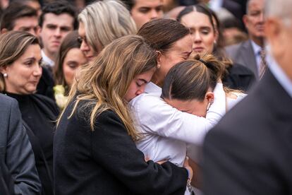Familia de Miguel Uribe en la Plaza de Bolívar en Bogotá este miércoles.