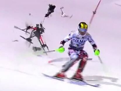 Captura de vídeo de Eurosport. El dron cae cerca de la espalda de Hirscher.