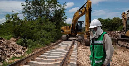 Trabajadores continúan construyendo el tramo ferroviario en el estado de Yucatán (México). 