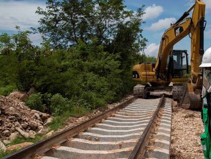 Trabajadores continúan construyendo el tramo ferroviario en el estado de Yucatán (México). 