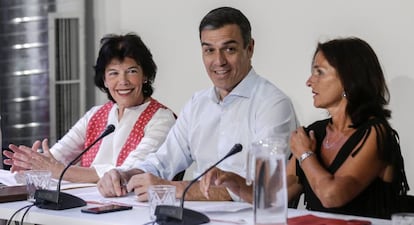 Pedro Sánchez, entre Celaá (izquierda) y Martínez Seijo, en la reunión con las asociaciones, este martes.