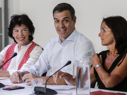 Pedro Sánchez (c) during a meeting with social associations.