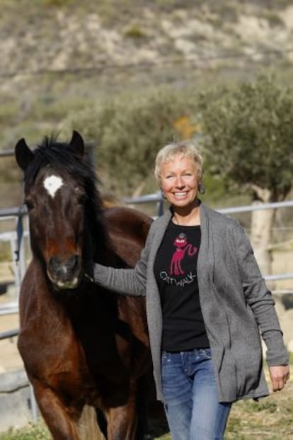 La escritora Sarah Lark en su finca de Mojácar (Almería).