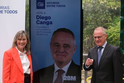 Esther Llamazares, junto al candidato del PP a la presidencia de Asturias, Diego Canga, el pasado mayo, en Avilés.