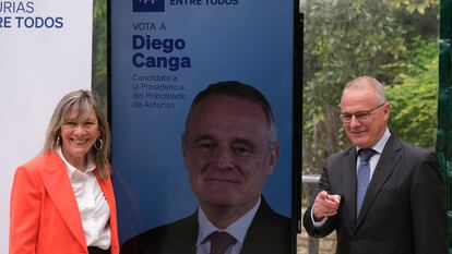 Esther Llamazares, junto al candidato del PP a la presidencia de Asturias, Diego Canga, el pasado mayo, en Avilés.