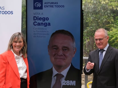 Esther Llamazares, junto al candidato del PP a la presidencia de Asturias, Diego Canga, el pasado mayo, en Avilés.