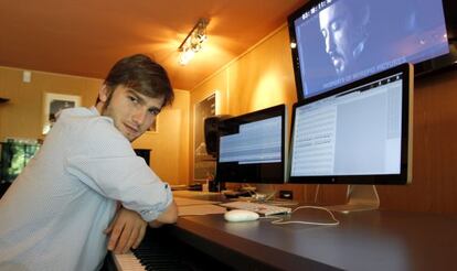 Lucas Vidal, en el s&oacute;tano de la casa de sus padres, ante un fotograma de &#039;El enigma del cuervo&#039;.