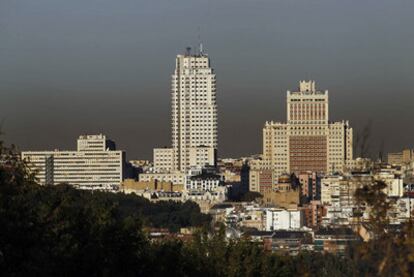 Contaminación, ayer, sobre la plaza de España de Madrid.