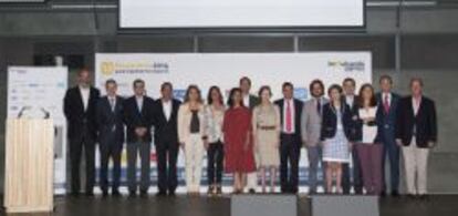 Foto de familia de algunos de los asistentes y ponentes del &uacute;ltimo Encuentro Impulsando Pymes 2014.