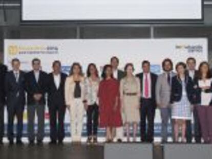 Foto de familia de algunos de los asistentes y ponentes del &uacute;ltimo Encuentro Impulsando Pymes 2014.