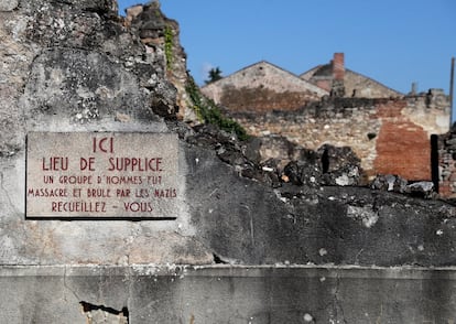 9- Placas en todo Oradour, recuerdan los lugares en los que los hombres del pueblo, separados de sus familias, fueron ametrallados.