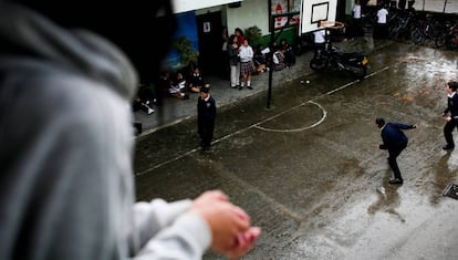 Un grupo de adolescentes en el patio del colegio.