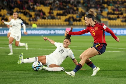 La española Esther González y Fabiola Villalobos luchan por el esférico. 