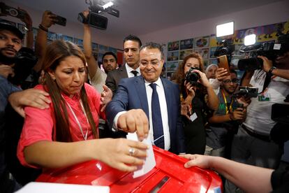 El candidato opositor Zuhair Maghzaui deposita su voto, el domingo, en un colegio electoral de Túnez.