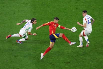 Álvaro Morata controla el balón ante Riccardo Calafiori y Alessandro Bastoni. 