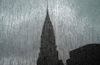 El edificio Chrysler tras una ventana cubierta de lluvia en Nueva York.