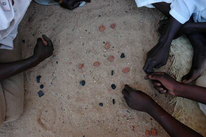 2005, Darfur, Sudán. Fue en África donde se originaron algunos de los juegos de mesa más antiguos del mundo. Uno, cuyo tablero se ha popularizado como objeto de decoración en occidente, es el Mancala. Éste de la imagen se practica en Darfur. Los jugadores solían reunirse en una plaza cercana a mi casa alí.