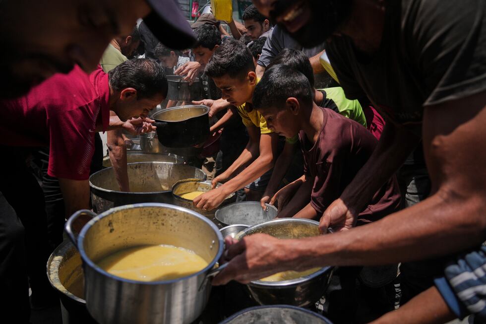 Reparto de comida en un comedor comunitario de Ciudad de Gaza, este martes.