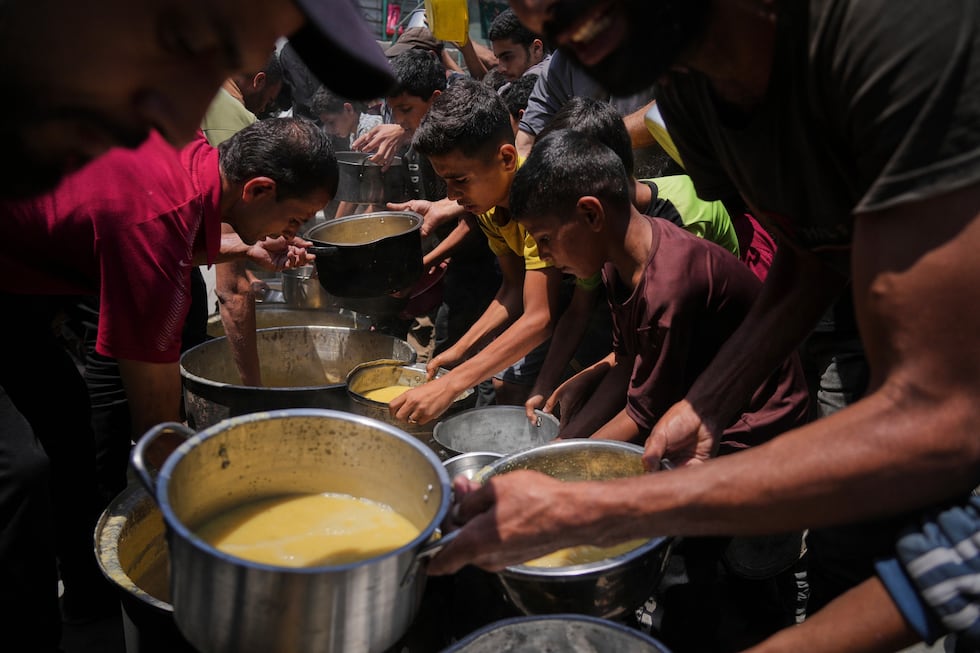 Reparto de comida en un comedor comunitario de Ciudad de Gaza, este martes.