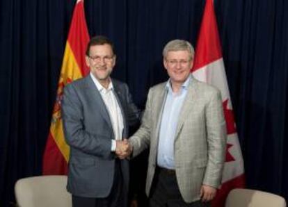 Fotografía facilitada por Presidencia del Gobierno del presidente del Gobierno, Mariano Rajoy, durante su encuentro con el primer ministro de Canadá, Stephen Harper (d), en el marco de la VII Cumbre Alianza del Pacífico que se celebra en Cali (Colombia).