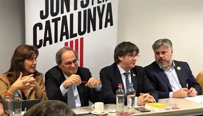 Desde la izquierda: Laura Borràs, portavoz de Junts per Catalunya en el Congreso; Quim Torra, presidente de la Generalitat; el expresidente Carles Puigdemont; y el diputado Albert Batet, en Bruselas.