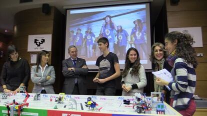 Alumnos de La Salle Berrozpe junto a representantes de las entidades organizadoras de la FLL Junior.