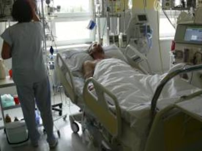 Imagen distribuida por el Hospital Silesia de Opava hoy de un paciente que sufrió una intoxicación tras beber alcohol de contrabando venenoso, recibiendo tratamiento médico en el hospital de Opava, en la República Checa. EFE/Hospital Silesia de Opava