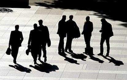 Ejecutivos con malet&iacute;n en la zona financiera de Madrid  